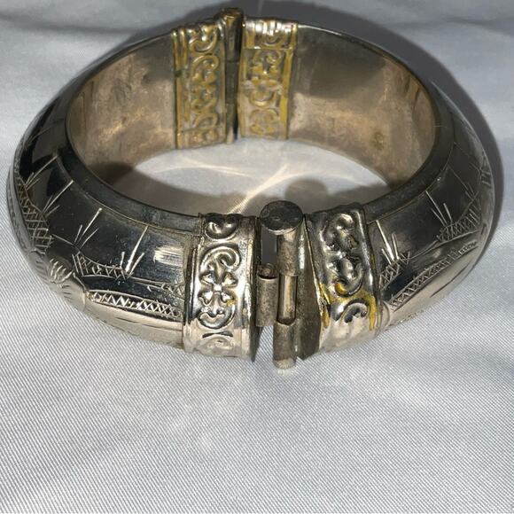 VTG SILVER TONE METAL OVER BRASS ETCHED NEPALESE BANGLE BRACELET HINGE CLASP - Picture 6 of 13